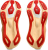 Zwei Schuheunterseiten in Beige und Rot mit ausgeprägtem Muster.