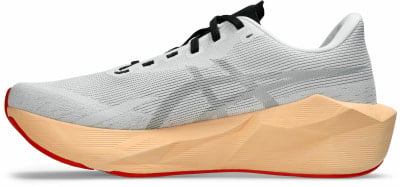 Grauer Laufschuh mit orangefarbener Sohle und rotem Rand. Grauer Laufschuh mit orangefarbener Sohle und rotem Rand.