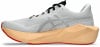 Grauer Laufschuh mit orangefarbener Sohle und rotem Rand.