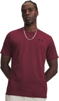 Ein Mann in einem dunkelweinroten T-Shirt mit Under Armour-Logo auf der Brust. Ein Mann in einem dunkelweinroten T-Shirt mit Under Armour-Logo auf der Brust.