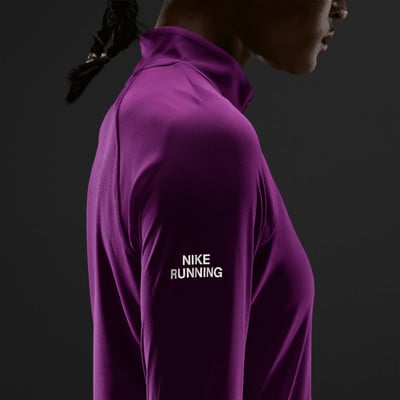 Detail des Ärmels eines violetten Nike Running Shirts mit Logo. Detail des Ärmels eines violetten Nike Running Shirts mit Logo.