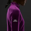 Detail des Ärmels eines violetten Nike Running Shirts mit Logo.
