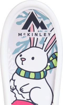 Ein weißer Hase mit Schal und McKinley-Logo auf einem Schneeschuh. Ein weißer Hase mit Schal und McKinley-Logo auf einem Schneeschuh.
