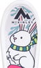 Ein weißer Hase mit Schal und McKinley-Logo auf einem Schneeschuh.
