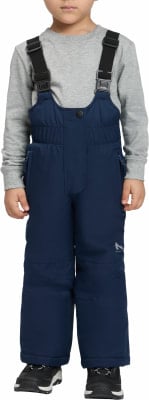 Ein Junge trägt eine dunkelblaue Latzhose und ein graues Langarmshirt.
