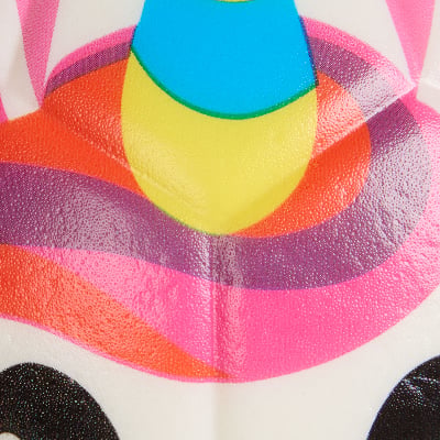 Detail eines Einhorns mit Regenbogenstreifen und Wassertropfen Detail eines Einhorns mit Regenbogenstreifen und Wassertropfen