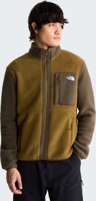 Ein Mann in einer braunen North Face Fleecejacke mit Reißverschluss und Brusttasche. Ein Mann in einer braunen North Face Fleecejacke mit Reißverschluss und Brusttasche.