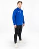 Ein Mann in einem blauen Pullover mit weißem Reißverschluss und schwarzer Hose.