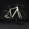 Hellgrünes Gravelbike mit schwarzen Rädern und dunklem Hintergrund.