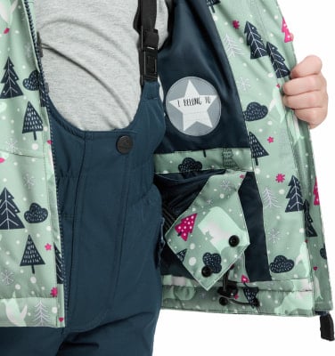 Die Innenseite einer Kinder-Winterjacke mit Baum- und Bärenmuster.