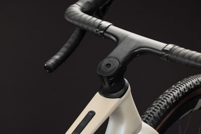 Detailansicht von Lenker und Vorbau eines modernen Gravelbikes. Detailansicht von Lenker und Vorbau eines modernen Gravelbikes.