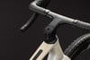 Detailansicht von Lenker und Vorbau eines modernen Gravelbikes.