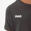 Graues T-Shirt mit weißem JAKO-Logo auf der Brust.