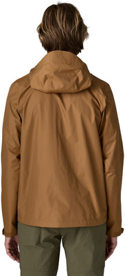 Rückansicht eines Mannes in brauner Kapuzenjacke und grüner Hose. Rückansicht eines Mannes in brauner Kapuzenjacke und grüner Hose.