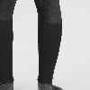 Detail von Hosen mit unterschiedlichen Materialien und gemusterten Socken.