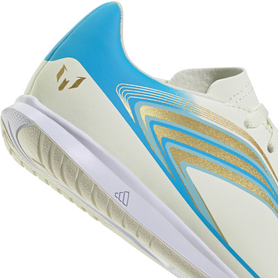 Weiße Fußballschuhe mit blau-goldenen Streifen und Messi-Logo. Weiße Fußballschuhe mit blau-goldenen Streifen und Messi-Logo.