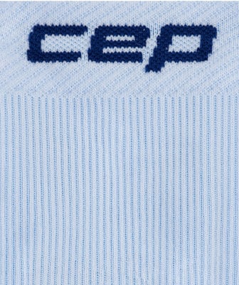 Ein blaues CEP-Logo auf einer hellblauen Strickoberfläche. Ein blaues CEP-Logo auf einer hellblauen Strickoberfläche.
