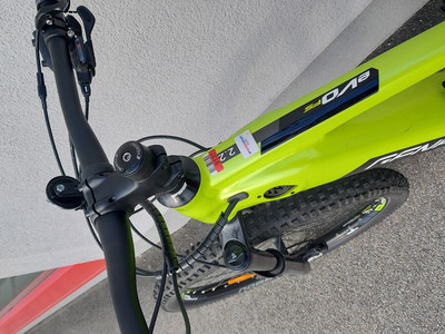 Grünes Mountainbike mit schwarzem Lenker und Federung