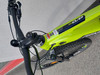 Grünes Mountainbike mit schwarzem Lenker und Federung