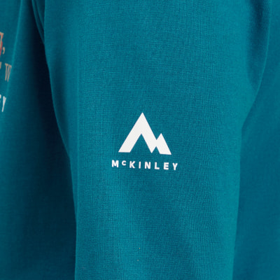 Türkises T-Shirt mit weißem Berg-Logo und McKinley-Schriftzug. Türkises T-Shirt mit weißem Berg-Logo und McKinley-Schriftzug.