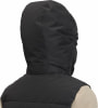 Rücken einer Person in einer schwarzen Kapuzenjacke mit beigen Ärmeln.