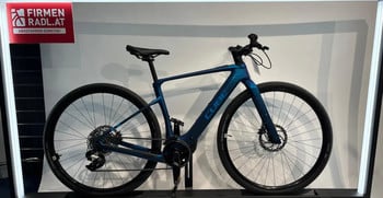 Ein blaues Cube E-Bike mit CUBE Schriftzug am Rahmen.