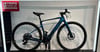Ein blaues Cube E-Bike mit CUBE Schriftzug am Rahmen.