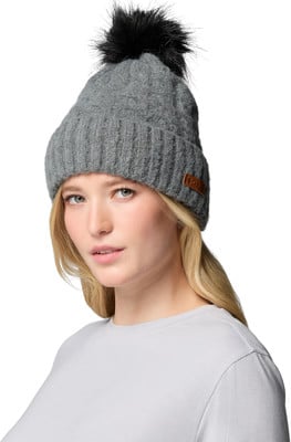 Ein Mädchen mit blondem Haar trägt eine graue Bommelmütze. Ein Mädchen mit blondem Haar trägt eine graue Bommelmütze.