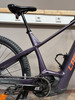 Detail des Rahmens eines violetten E-Bikes mit Bosch-Antrieb und Kette.