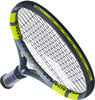 Ein Tennisschläger mit modernem Design und gelben Akzenten.
