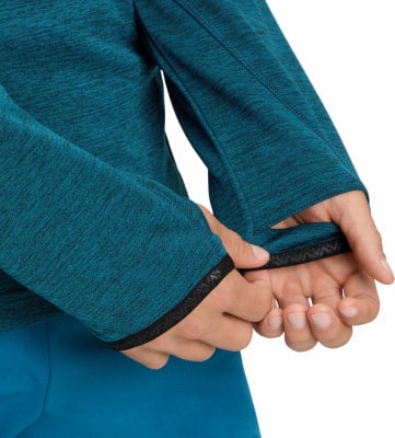 Detail eines Ärmels eines dunkelblauen Fleece-Kleidungsstücks mit Daumenloch.