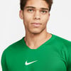 Ein Mann in einem grünen T-Shirt mit Nike-Logo.