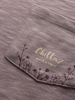 Detail eines Hemdes mit feinem Blumendruck und Logo.