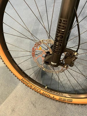 Detail eines Mountainbike-Vorderrads mit Scheibenbremse und RockShox-Aufschrift. Detail eines Mountainbike-Vorderrads mit Scheibenbremse und RockShox-Aufschrift.