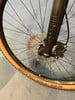 Detail eines Mountainbike-Vorderrads mit Scheibenbremse und RockShox-Aufschrift.