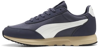 Sötétkék Puma sportcipő fehér csíkkal és bézs talppal. Sötétkék Puma sportcipő fehér csíkkal és bézs talppal.
