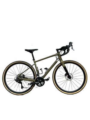 Grünes Gravelbike mit cremefarbenen Reifen und schwarzen Felgen. Grünes Gravelbike mit cremefarbenen Reifen und schwarzen Felgen.