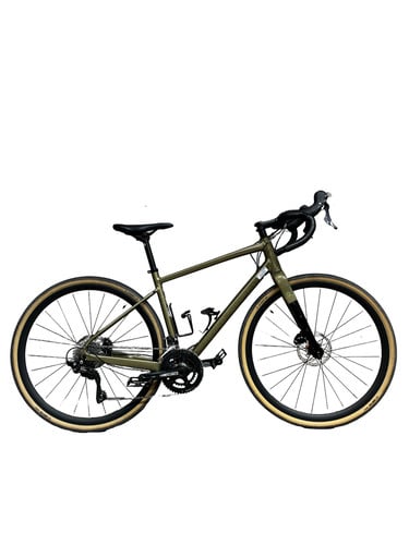 Grünes Gravelbike mit cremefarbenen Reifen und schwarzen Felgen.