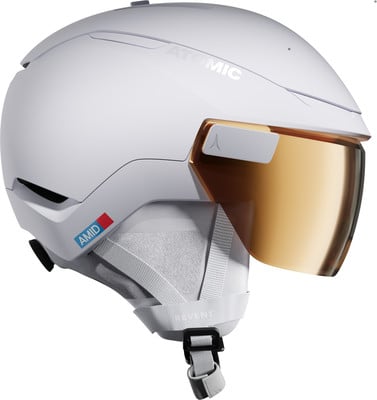Weißer Atomic Skihelm mit integriertem goldenem Visier und Riemen.