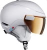 Weißer Atomic Skihelm mit integriertem goldenem Visier und Riemen.