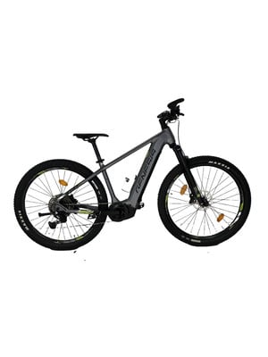 Graues Mountainbike mit schwarzen Rädern und grünen Akzenten.