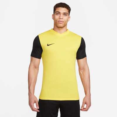 Ein Mann in einem gelben T-Shirt mit schwarzen Ärmeln und Nike-Logo. Ein Mann in einem gelben T-Shirt mit schwarzen Ärmeln und Nike-Logo.