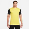 Ein Mann in einem gelben T-Shirt mit schwarzen Ärmeln und Nike-Logo.