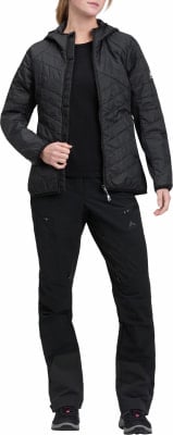 Eine Frau in einer schwarzen Steppjacke mit Kapuze und schwarzer Hose mit Logo. Eine Frau in einer schwarzen Steppjacke mit Kapuze und schwarzer Hose mit Logo.