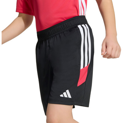 Černé kraťasy s bílými a červenými pruhy a logem Adidas. Černé kraťasy s bílými a červenými pruhy a logem Adidas.