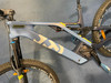 Ein blaues Mountainbike mit Federung und gelben Akzenten.