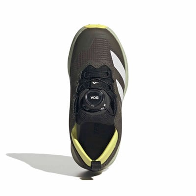 Draufsicht auf einen braunen Adidas Laufschuh mit BOA-System und gelben Akzenten. Draufsicht auf einen braunen Adidas Laufschuh mit BOA-System und gelben Akzenten.