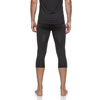 Rückansicht eines Mannes in dunklen Dreiviertel-Leggings und einem T-Shirt. Rückansicht eines Mannes in dunklen Dreiviertel-Leggings und einem T-Shirt.