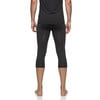 Rückansicht eines Mannes in dunklen Dreiviertel-Leggings und einem T-Shirt.