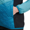 Detail einer Jacke mit blauem gestepptem Vorderteil und schwarzen Seiten.
